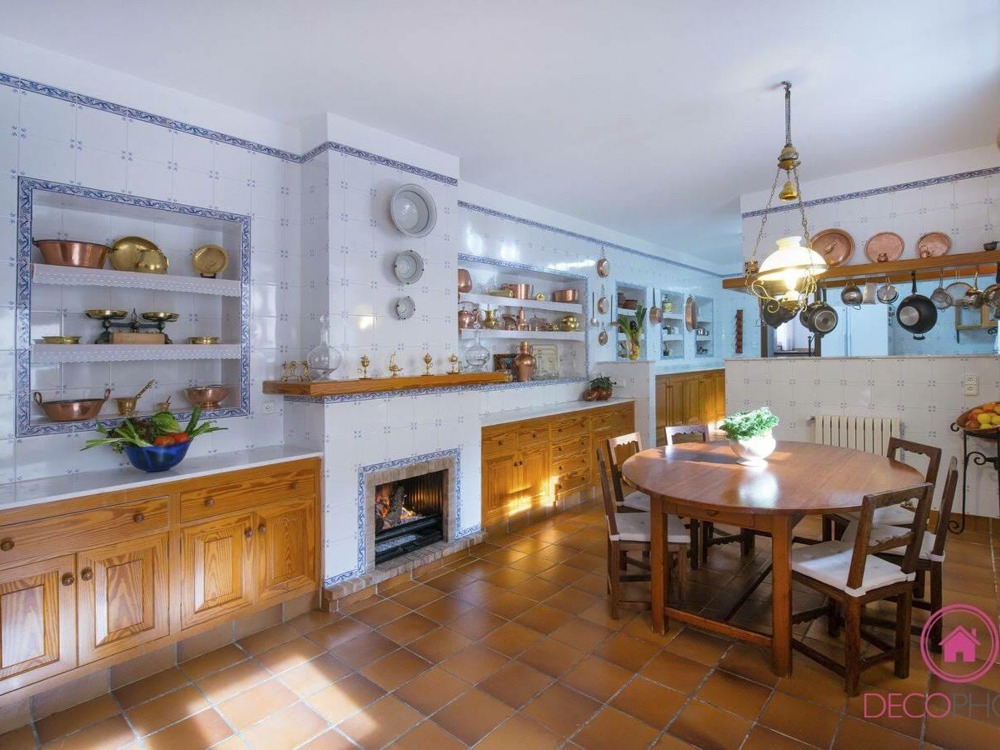 Venta de finca rústica en Andratx Mallorca | son Miquel cocina con comedor y chimenea