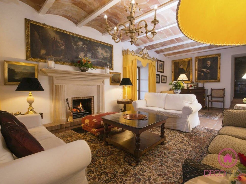 Venta de finca rústica en Andratx Mallorca | son Miquel sala amarilla vista chimenea