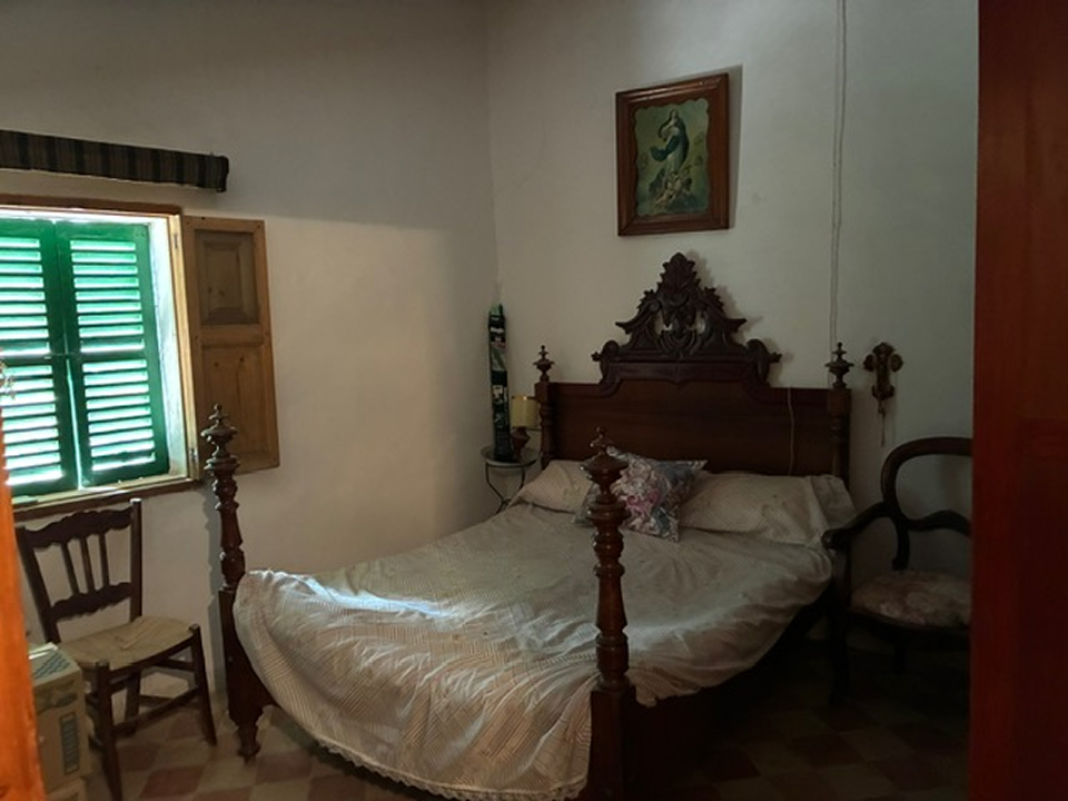 Casa de pueblo en Andratx Mallorca | casa mallorquina dormitorio cama patas