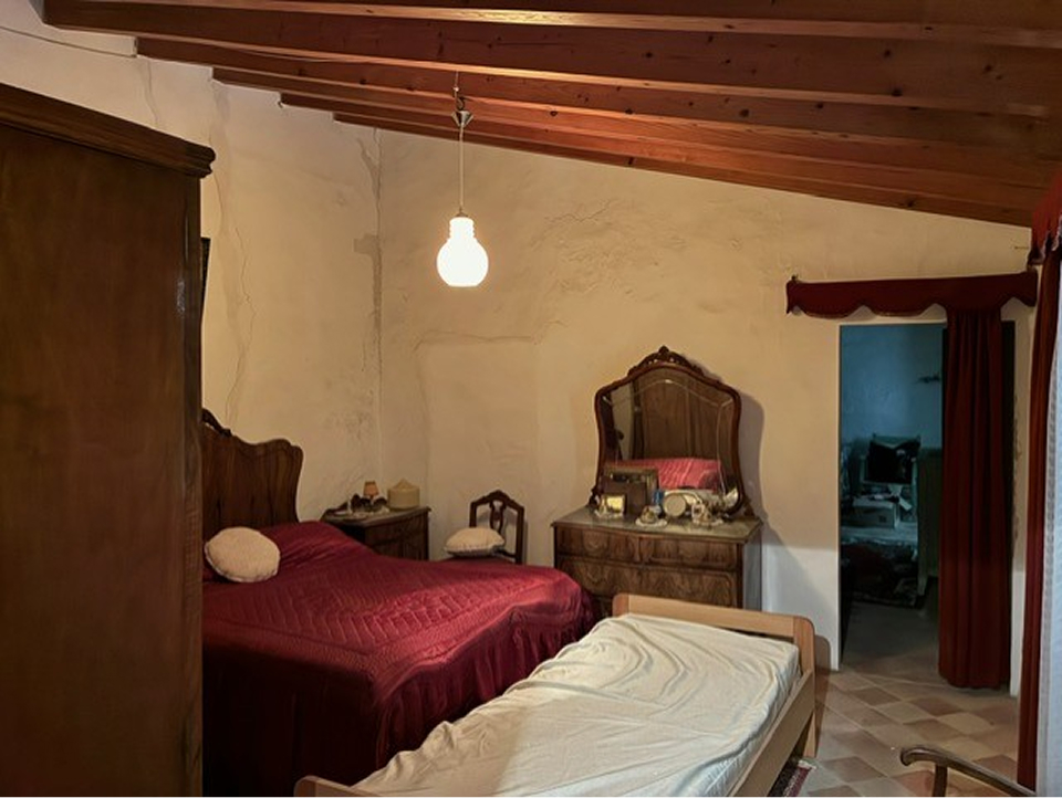 Casa de pueblo en Andratx Mallorca | casa mallorquina dormitorio matrimonio puerta