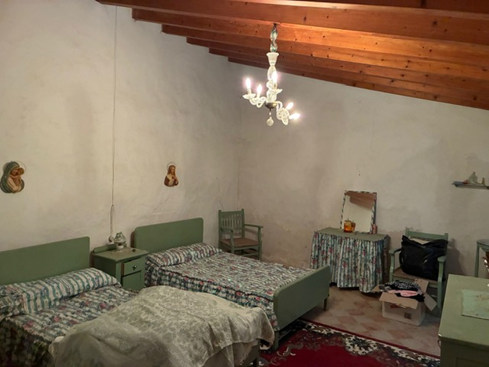 Casa de pueblo en Andratx Mallorca | casa mallorquina fachada dormitorio camas verdes