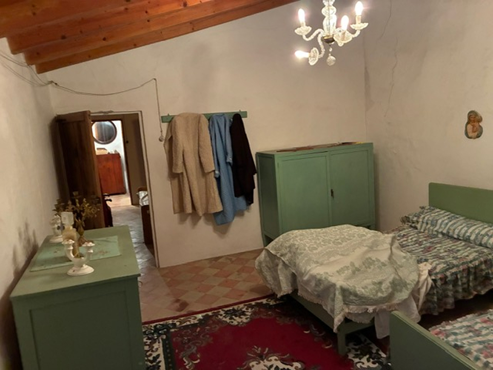 Casa de pueblo en Andratx Mallorca | casa mallorquina fachada dormitorio camas verdes puerta