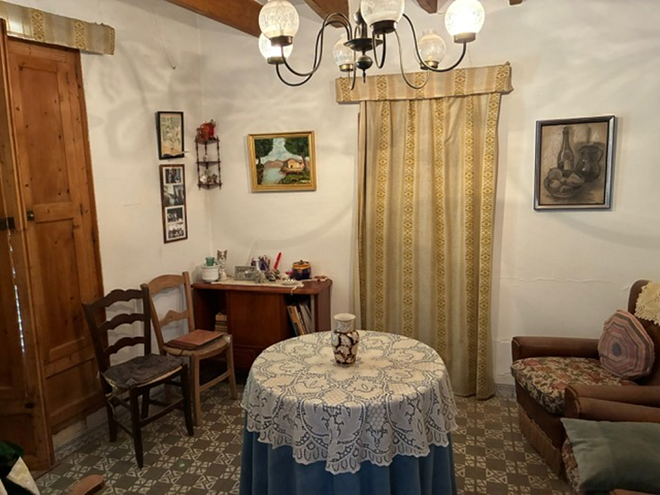 Casa de pueblo en Andratx Mallorca | casa mallorquina casa mallorquina sala mesa camilla frente