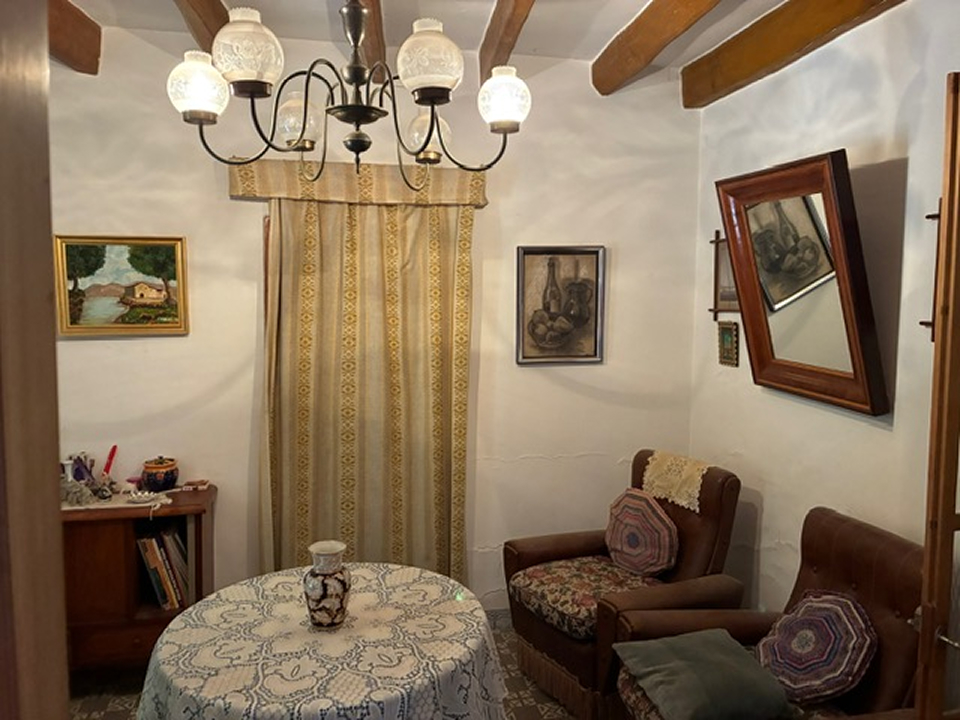 Casa de pueblo en Andratx Mallorca | casa mallorquina sala mesa camilla