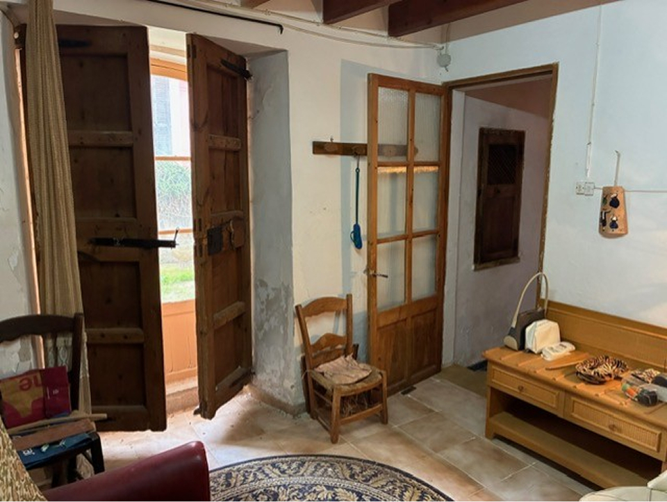 Casa de pueblo en Andratx Mallorca | casa mallorquina sala vista ventana
