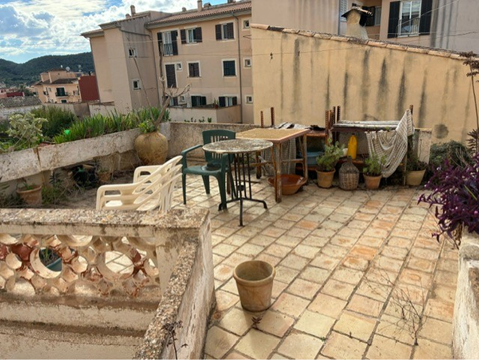 Casa de pueblo en Andratx Mallorca | casa mallorquina terraza superior vista frontal